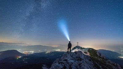 星际防线游戏预告图，宇宙背景下的塔防射击场景，飞船与外星入侵者对峙，科幻风格画面震撼
